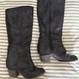 Elegant Black Heeled Boots with Braided Detail